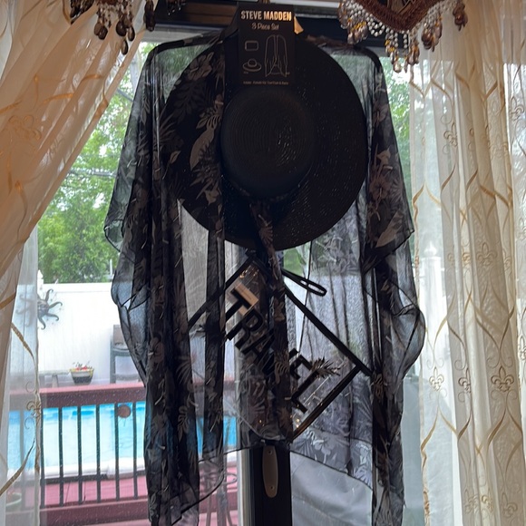 Steve Madden Three-Piece Travel Set OS Ruana Hat Travel Bag - Picture 15 of 15